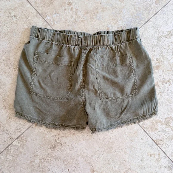 BELLA DAHL | Frayed Edge Cargo Short in Fatigue Green, Size Small - Picture 7 of 8